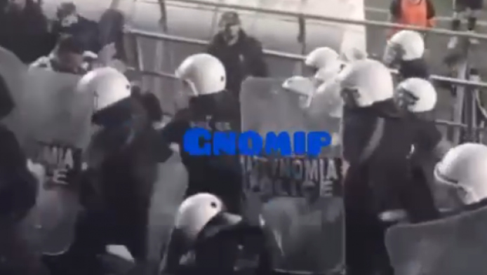 Απίστευτο ξύλο οπαδών με αστυνομικούς - Χαμός στις κερκίδες! (ΒΙΝΤΕΟ)