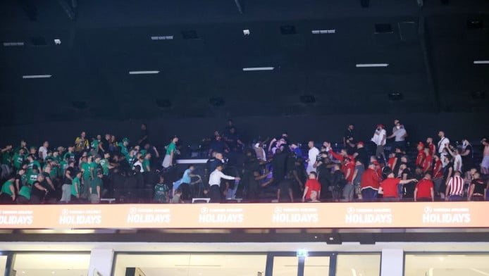 Επεισόδια με οπαδούς Ολυμπιακού και Παναθηναϊκού μέσα στο γήπεδο! (vid)