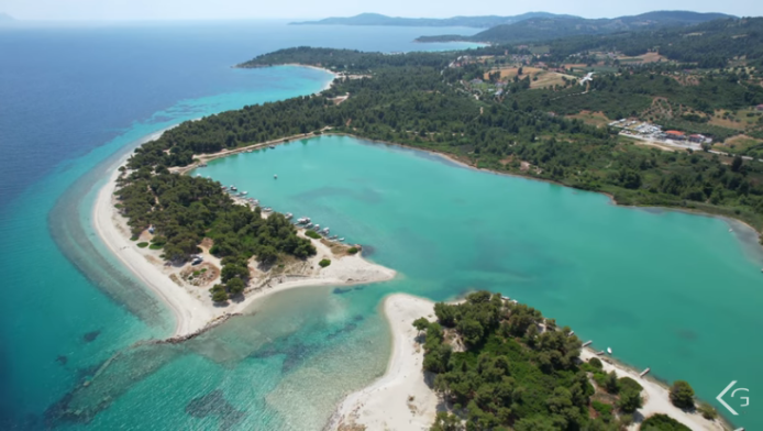 Η ελληνική παραλία – έκπληξη που θεωρείται η ωραιότερη στην Ευρώπη (Vid)
