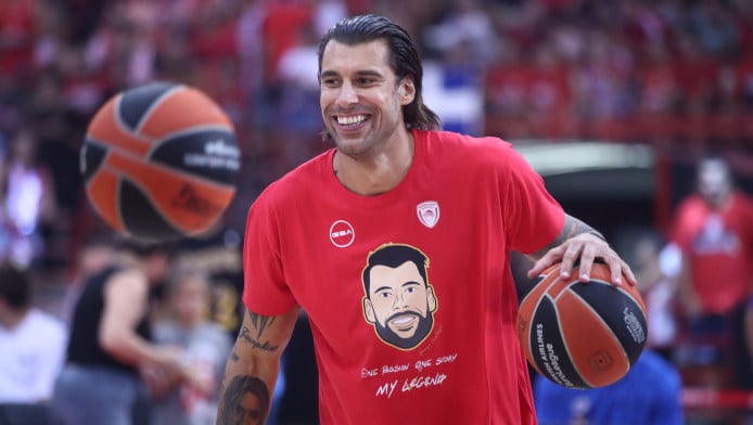 Σπάνια εμφάνιση Πρίντεζη με την οικογένειά του στο κέντρο της Αθήνας (ΦΩΤΟ)