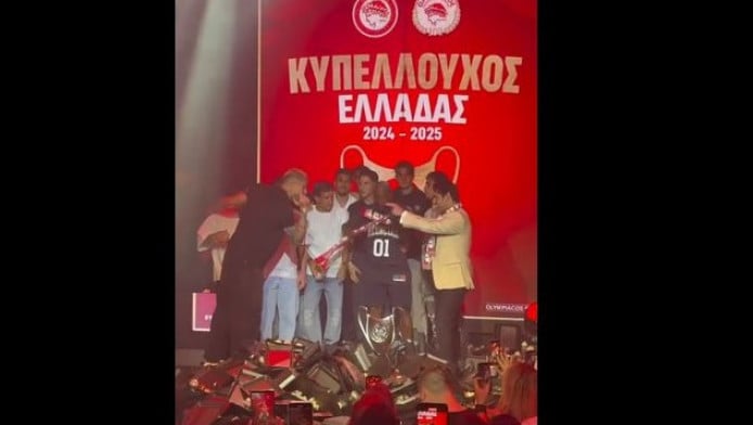 Γλέντι μέχρι το πρωί για τον Ολυμπιακό - Πήρε το μικρόφωνο ο Ροντινέι (Vid)