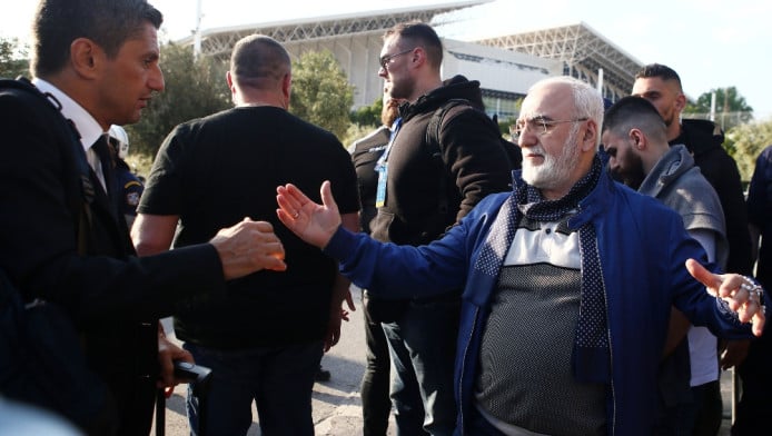 Ακροβατώντας σε μία λεπτή στρώση πάγου...