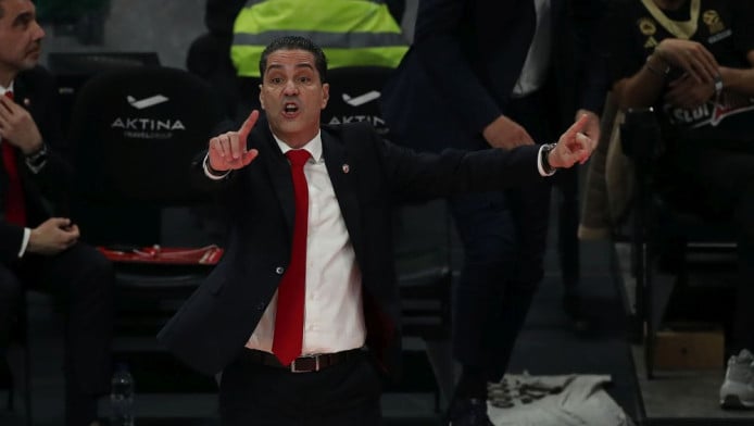 Δύσκολες στιγμές για Σφαιρόπουλο - Θύμα ρίψης αντικειμένων! (Vid)