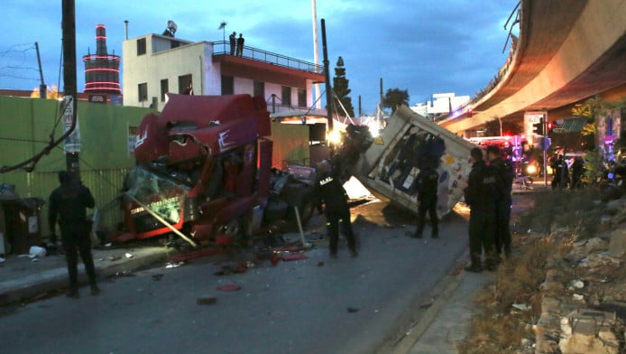 ΣΟΚ στην Π.Ράλλη! Νταλίκα έπεσε από γέφυρα! Από θαύμα δεν θρηνήσαμε θύματα