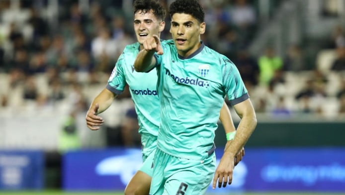 Έχει "χτενίσει" την αγορά και στην Super League η ΑΕΚ!