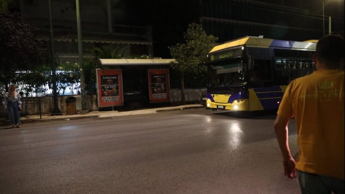 Σοκ στο Χαλάνδρι! Αυτοκίνητο έπεσε σε στάση λεωφορείου