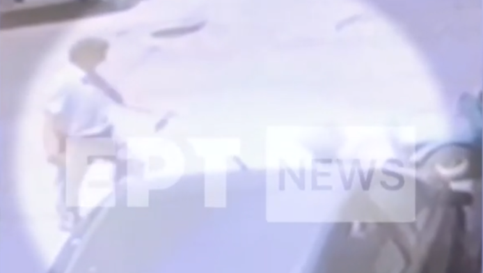 Βίντεο-σοκ από Εξάρχεια: Άγρια επίθεση 37χρονου εις βάρος ηλικιωμένης