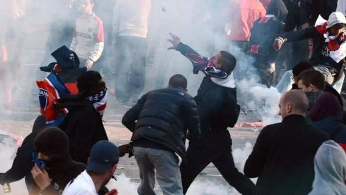 "Αίσχος και ντροπή"! Άγριο κράξιμο από Le Monde για τα επεισόδια στο Παρίσι