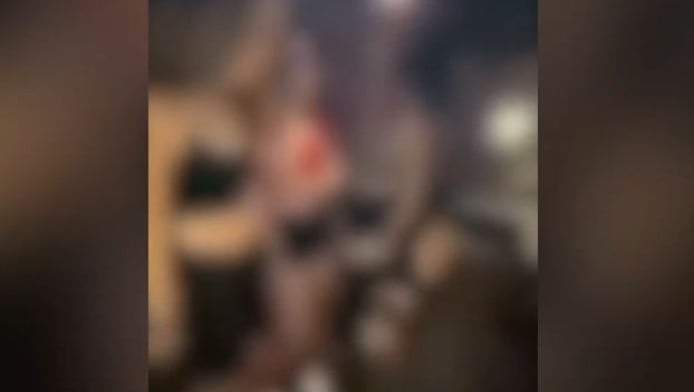 Γλυφάδα: Ανήλικη χαστουκίζει συνομήλική της - "Πέσε στα γόνατα..." (ΒΙΝΤΕΟ)