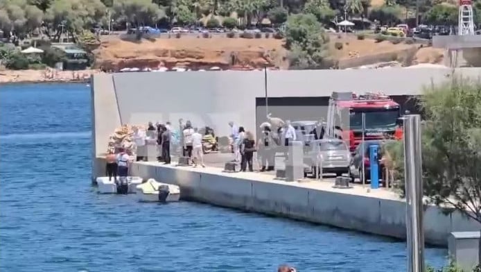 Ελικόπτερο συνετρίβη στη θάλασσα στην Βουλιαγμένη - Σώοι οι 5 επιβαίνοντες