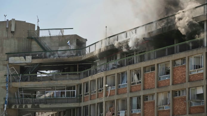 Οργή στο Ισραήλ: Το Ιράν βομβάρδισε νοσοκομείο - "Θα πληρώσουν το τίμημα"