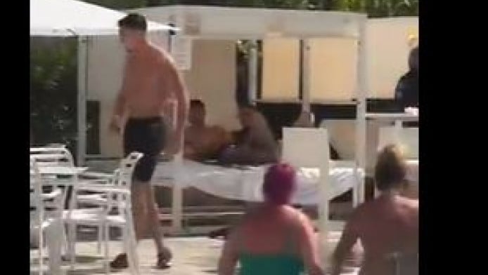 Η τρελή πράξη ενός ποδοσφαιριστή αφήνει μια γυναίκα αναίσθητη (BINTEO)