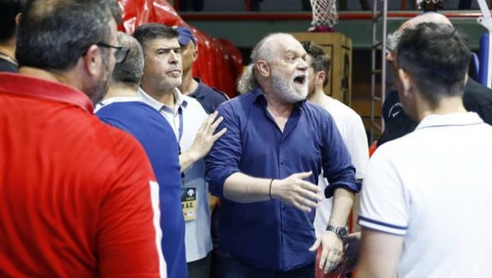 Έξαλλος Κουντούρης - "Μπούκαρε" στο γήπεδο μετά τον τελικό με ΑΕΚ (ΒΙΝΤΕΟ)