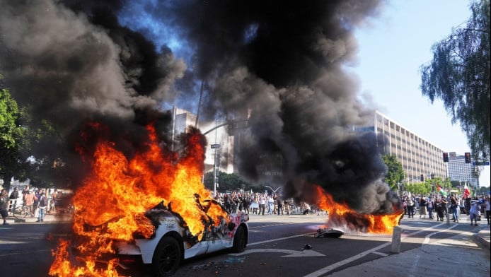 Στρατός, συγκρούσεις, λεηλασίες και μια Αμερική σε "εμπόλεμη ζώνη" 