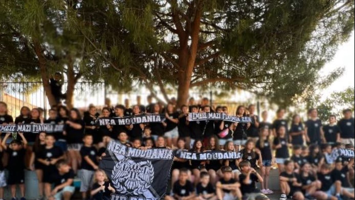 «Έτσι μάθαμε από παιδιά»! Τρέλα από μαθητές στη Χαλκιδική με τον ΠΑΟΚ (vid)