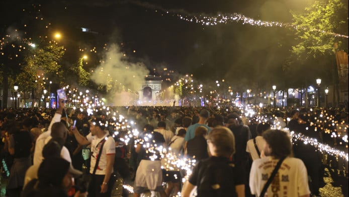 Τραγικές εξελίξεις από το Παρίσι: Τρεις οι νεκροί στους πανηγυρισμούς