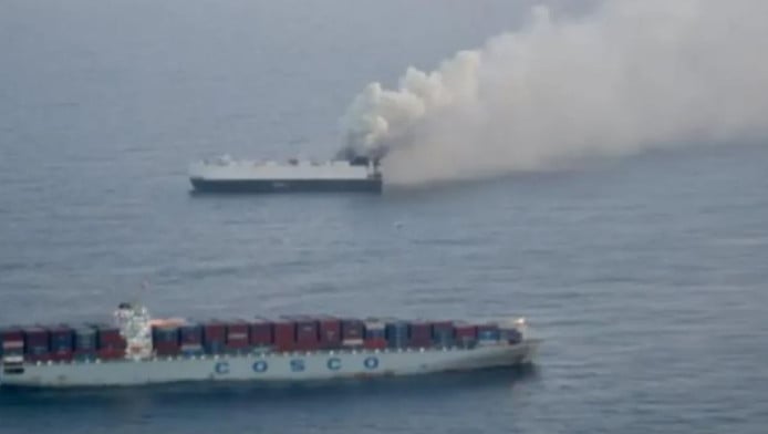 Φωτιά σε φορτηγό πλοίο με 3.000 αυτοκίνητα – Ελληνικό εμπορικό διέσωσε