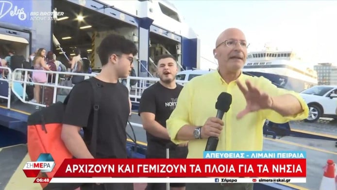 Γεμίζουν τα πλοία: Νεαρός στέλνει χαιρετίσματα και γίνεται viral (Vid)