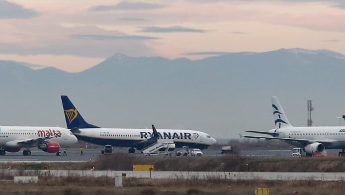 Σε αυτούς επιβάλλει πρόστιμα 586 ευρώ η Ryanair!