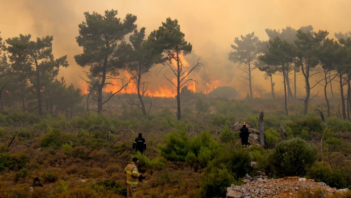Τρίτη μέρα του πύρινου εφιάλτη στη Χίο - Παραδομένο στις φλόγες το νησί