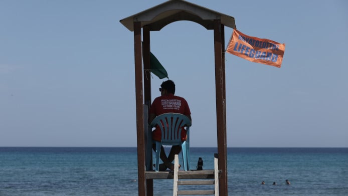 Ήρωας - ναυαγοσώστης χάρισε ξανά ζωή σε 3χρονο κοριτσάκι