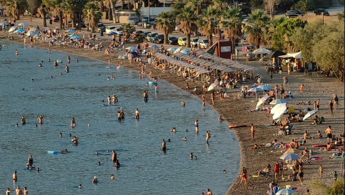 Αισχροκέρδεια σε παραλίες και ταβέρνες! Τι να κάνετε όταν σας «γδύνουν»
