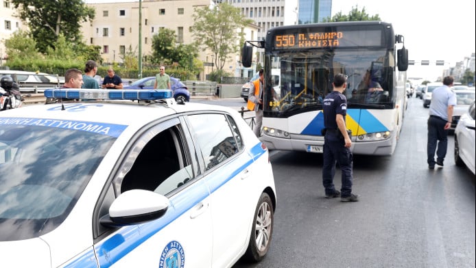 Σύγκρουση λεωφορείου με αυτοκίνητο στη Λεωφόρο Συγγρού με τραυματίες! 