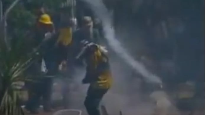 Η δολοφονία Τζουλιάνι, ο Τσίπρας και ο διαδηλωτής με τη φανέλα της ΑΕΚ