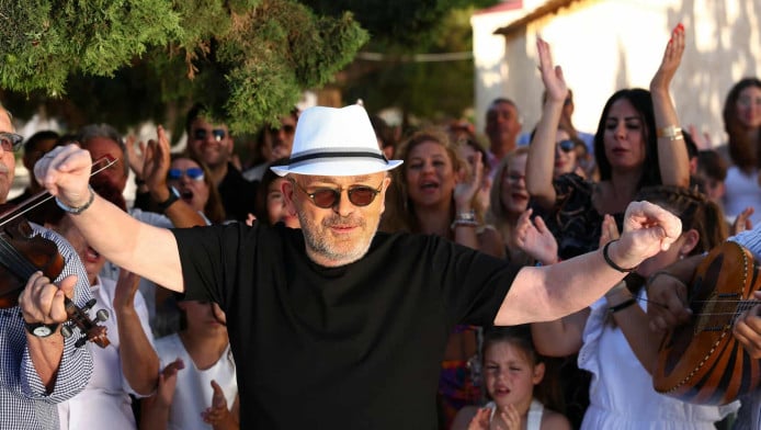 Ο Σταμάτης Γονίδης παρουσιάζει τη χορευτική επιτυχία της χρονιάς! (BINTEO)