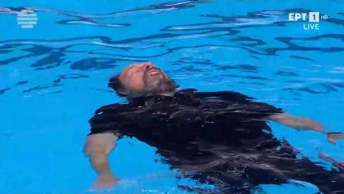Η στιγμή του τελικού: Ο Παυλίδης... ξάπλωσε στο νερό μετά το έπος! (ΒΙΝΤΕΟ)