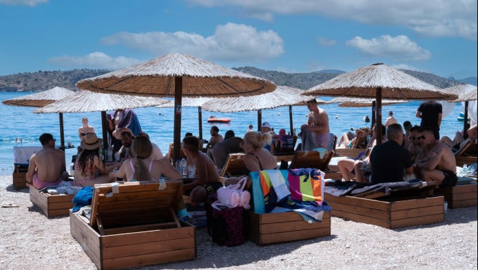 Εξωφρενικές τιμές για τις ξαπλώστρες στην Αττική!