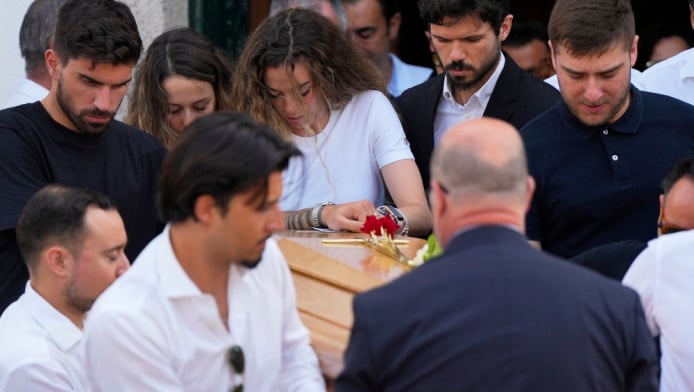 Ράκος η σύζυγος του Ντιόγκο Ζότα - Ξέσπασε πάνω στο φέρετρο (ΦΩΤΟ)