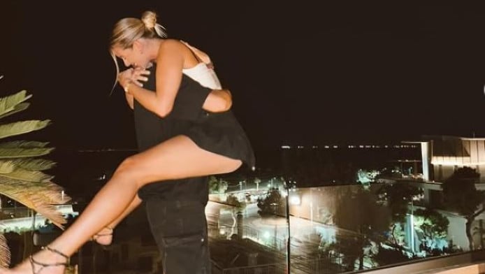 Το πήρε το κορίτσι ο Βιλντόζα - Ανέβηκε τα σκαλιά με την Μιλίτσα (ΒΙΝΤΕΟ)