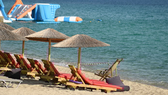 Ορυμαγδός καταγγελιών: Τον έπιασαν στην παραλία… μπροστά στην κάμερα!