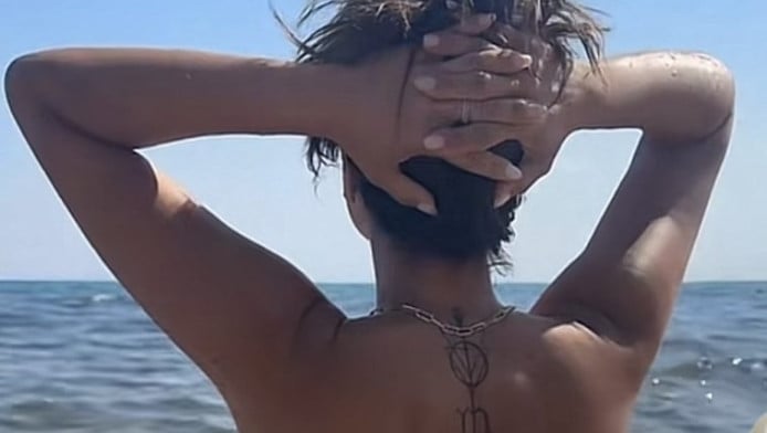 Η Σοφία Παυλίδου ατενίζει τόπλες το απέραντο γαλάζιο - "Καυτό" βίντεο!