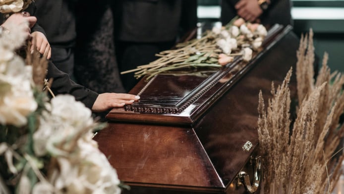 Η αντίδρασή της στην κηδεία τους έβαλε σε υποψία και ανακαλύφθηκε η αλήθεια