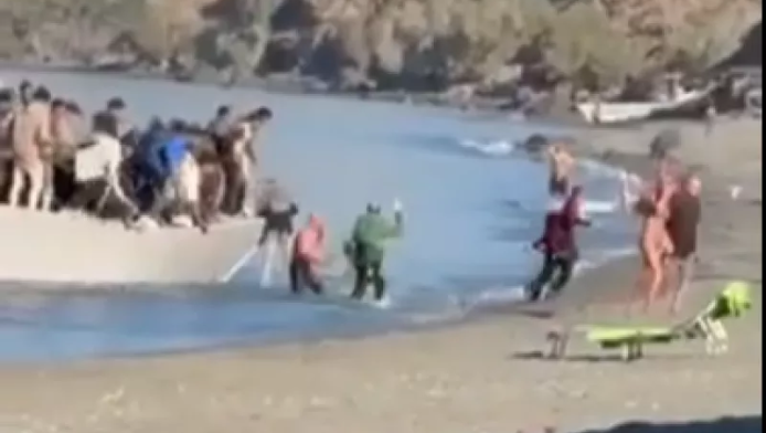 Κρήτη: Δραματικό βίντεο από «αποβίβαση» μεταναστών στην παραλία!