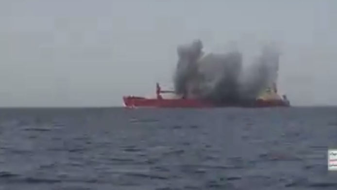 Χούθι: Βίντεο από τη στιγμή που χτυπούν το ελληνόκτητο πλοίο Magic Seas 