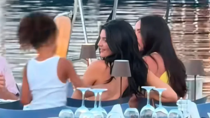 Η Κάιλι Τζένερ βάζει... φωτιά σε ελληνικό νησί - Δεν είναι η Μύκονος (Vid)