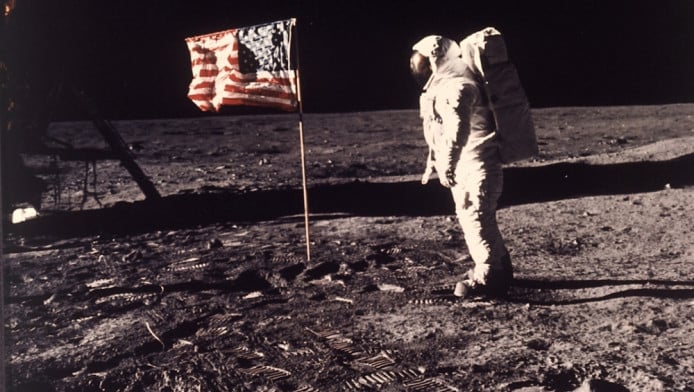 Ήταν ψεύτικη η προσελήνωση του Apollo 11; Οι θεωρίες που το ενισχύουν
