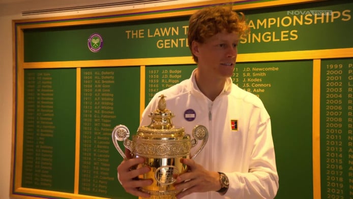 Στο μπαλκόνι του Wimbledon ο Σίνερ «αγκαλιά» με το τρόπαιο (ΒΙΝΤΕΟ)