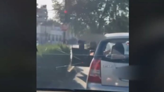 Συμπλοκή στο κέντρο των Τρικάλων: Άγριο ξύλο μεταξύ οδηγών και πεζού (Vid)