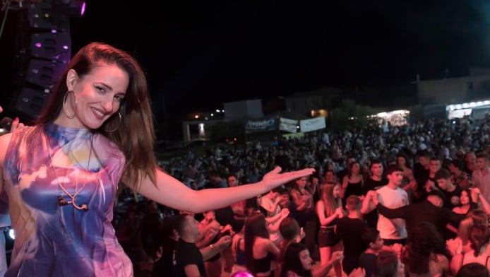 Στα ύψη η θερμοκρασία! Η Ξένια Βέρρα βάζει φωτιά στη γειτονιά (BINTEO)