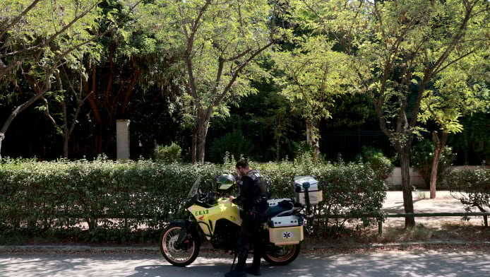 Συναγερμός: Γυναίκα αυτοπυρπολήθηκε έξω από την Αίγλη Ζαππείου