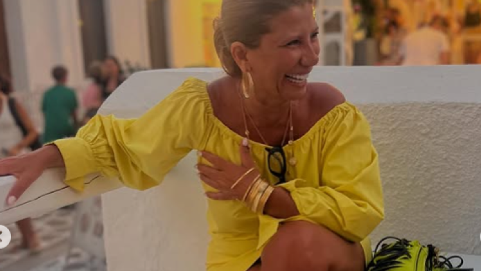Εντυπωσιάζει με κίτρινο φορεματάκι στην Πάρο η Ζήνα Κουτσελίνη (ΦΩΤΟ)