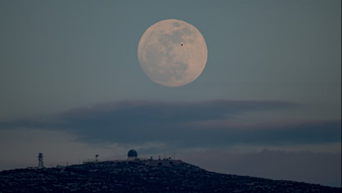 Το πάρκο των κεραιών του Υμηττού! Βροχή οι κεραυνοί – Μάχη για τα λινκς
