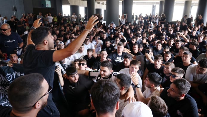 "Πανζουρλισμος" στην υποδοχή του σαστισμένου Ζαφείρη! Αποθέωση Σαββίδη (VD)