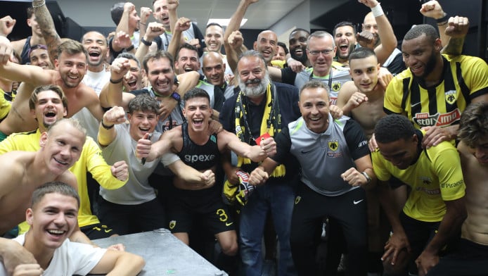 Σκηνές τρέλας στα αποδυτήρια της ΑΕΚ! Αποθέωση σε Ηλιόπουλο-Νίκολιτς (Vid)