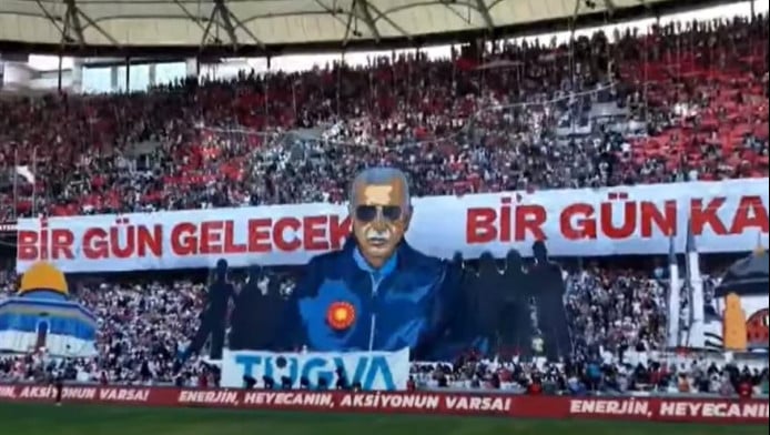 Πρόκληση από Ερντογάν μέσα σε στάδιο! Κορεό βγαλμένο από ανέκδοτο