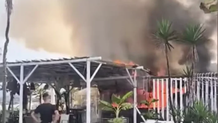Γνωστό beach bar κάηκε ολοσχερώς στην Πρέβεζα - Απίστευτες εικόνες